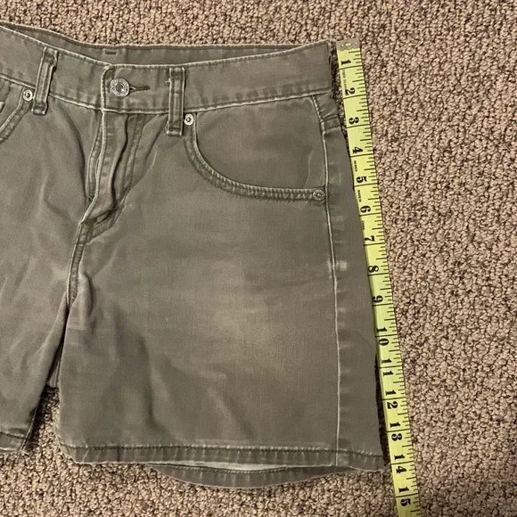 Levi’s Mom Jean Shorts - Picture 7 of 8
